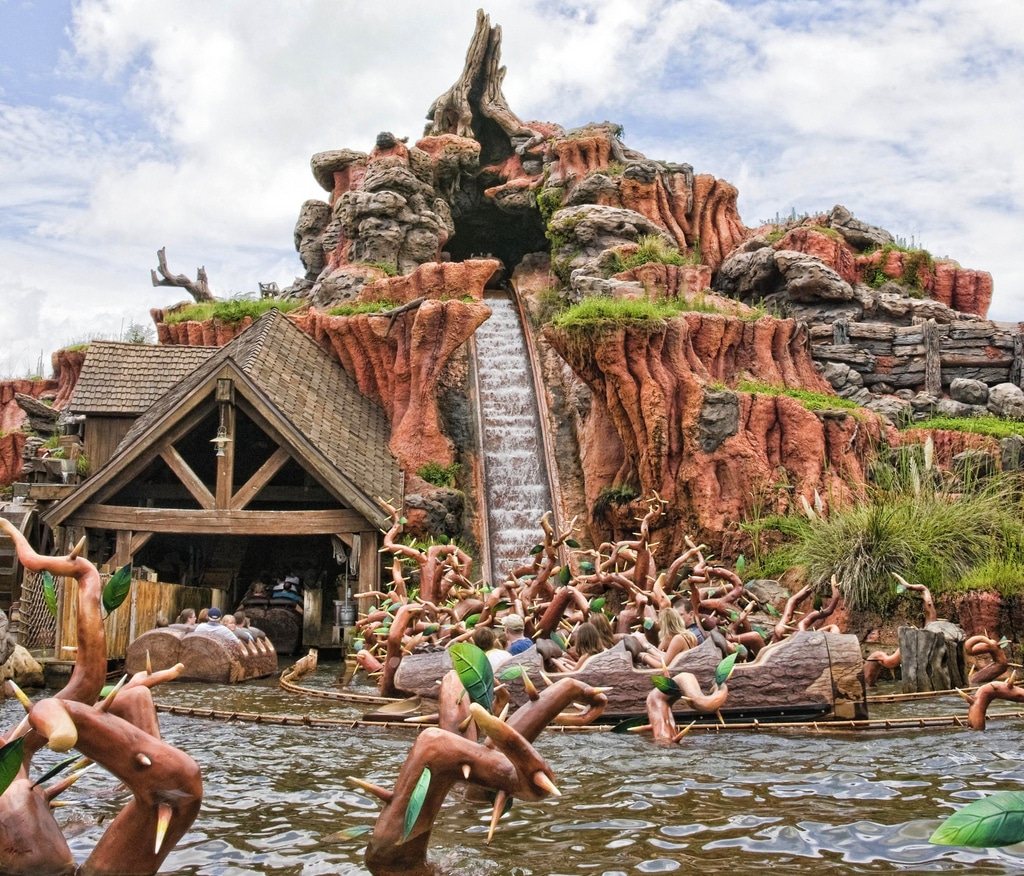 Splash mountain. Splash Mountain Disneyland. Splash Mountain Диснеевские аттракционы. Вьетнам Диснейленд на острове. Всплеск Маунтин.