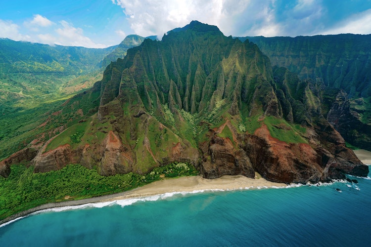 living in Hawaii - mountains and ocean