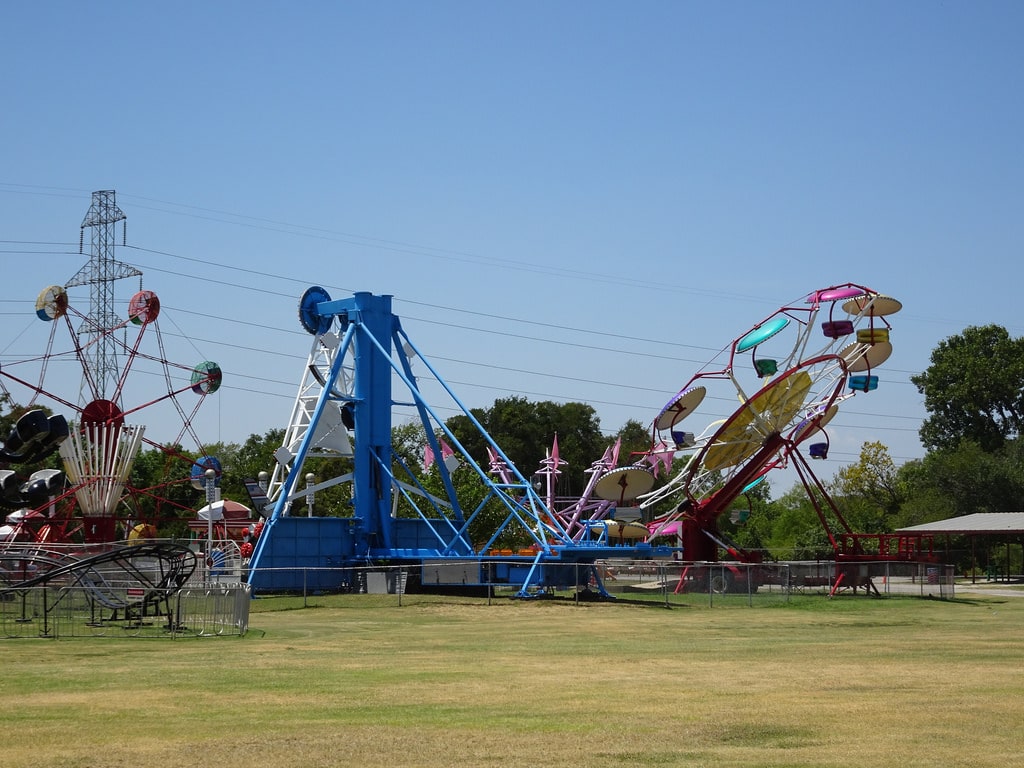 things to do in Dallas with kids - Sandy Lake Amusement Park