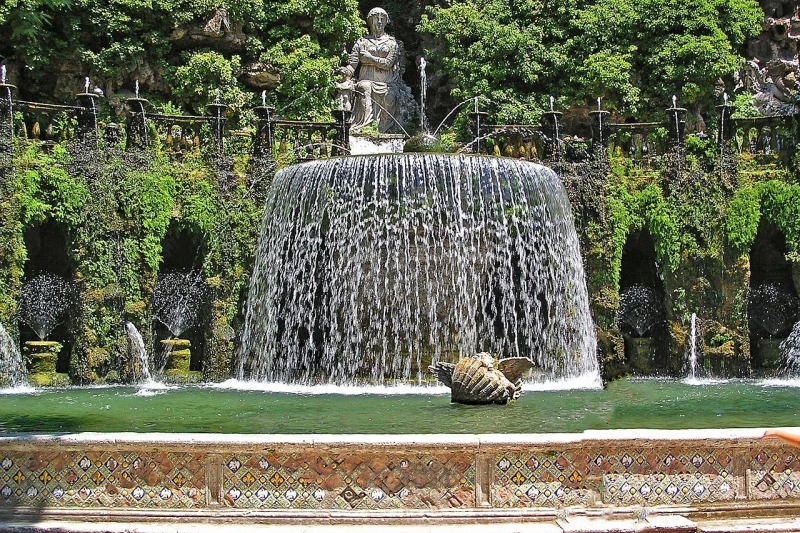 A flowing fountain in Tivoli