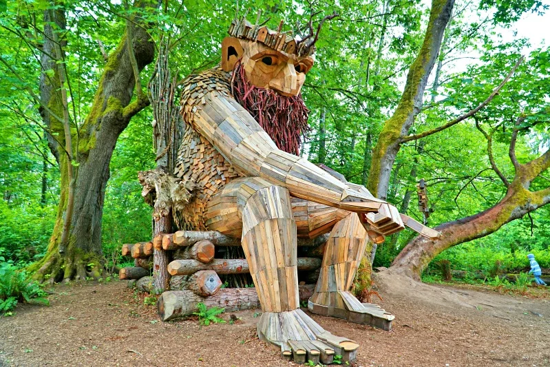 Pointing troll