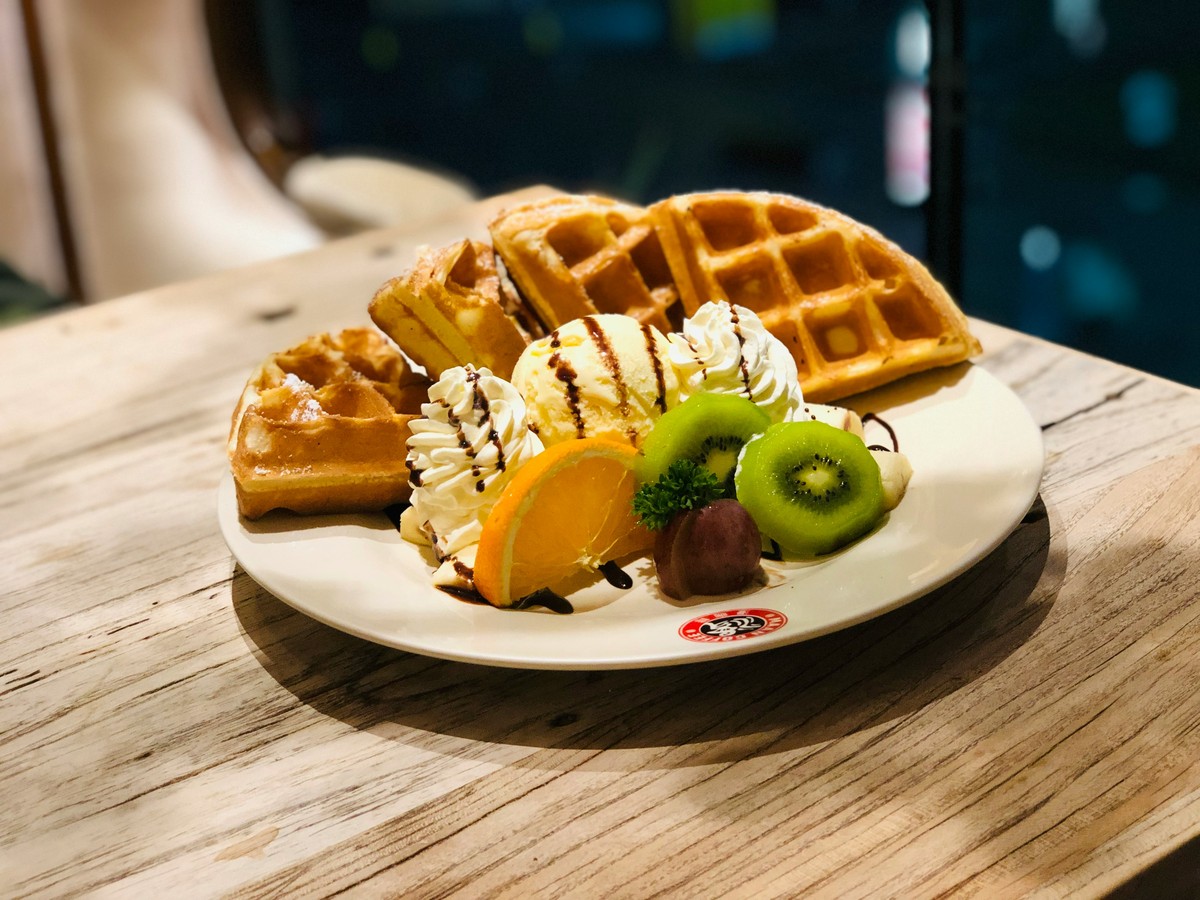ct-breakfast-omelette-waffles-fruit